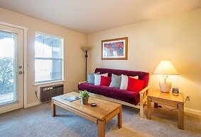 Comfortable 09 Lodge Condo Minutes Away from Downtown Hood River by Re