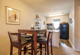 Comfortable 09 Lodge Condo Minutes Away from Downtown Hood River by Re
