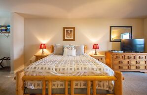 Comfortable 09 Lodge Condo Minutes Away from Downtown Hood River by Re