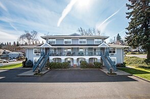 Comfortable 09 Lodge Condo Minutes Away from Downtown Hood River by Re