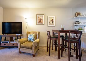 Comfortable 09 Lodge Condo Minutes Away from Downtown Hood River by Re