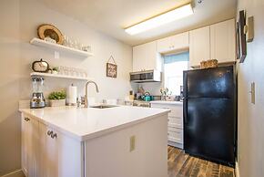 Comfortable 09 Lodge Condo Minutes Away from Downtown Hood River by Re