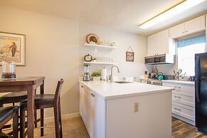 Comfortable 09 Lodge Condo Minutes Away from Downtown Hood River by Re