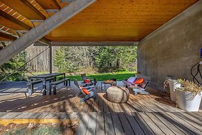 Neal Creek 2 Bedroom Home by RedAwning