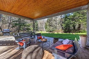 Neal Creek 2 Bedroom Home by RedAwning