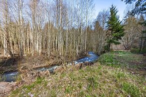 Neal Creek 2 Bedroom Home by RedAwning