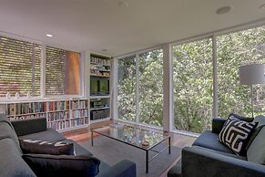 Neal Creek 2 Bedroom Home by RedAwning