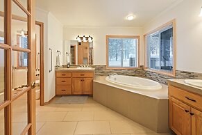 9 Hoodoo Home with XBOX 360 and Private Hot Tub by RedAwning