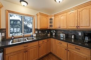 9 Hoodoo Home with XBOX 360 and Private Hot Tub by RedAwning