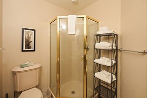 9 Hoodoo Home with XBOX 360 and Private Hot Tub by RedAwning