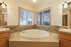 9 Hoodoo Home with XBOX 360 and Private Hot Tub by RedAwning