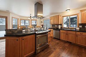 9 Hoodoo Home with XBOX 360 and Private Hot Tub by RedAwning