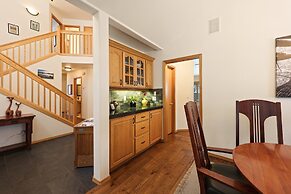 9 Hoodoo Home with XBOX 360 and Private Hot Tub by RedAwning