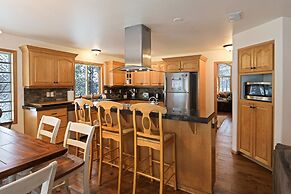 9 Hoodoo Home with XBOX 360 and Private Hot Tub by RedAwning