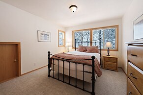 9 Hoodoo Home with XBOX 360 and Private Hot Tub by RedAwning