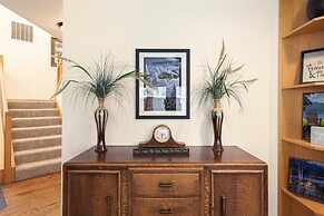 9 Hoodoo Home with XBOX 360 and Private Hot Tub by RedAwning