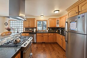 9 Hoodoo Home with XBOX 360 and Private Hot Tub by RedAwning