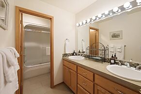 9 Hoodoo Home with XBOX 360 and Private Hot Tub by RedAwning