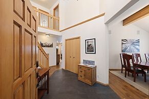 9 Hoodoo Home with XBOX 360 and Private Hot Tub by RedAwning