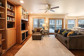 9 Hoodoo Home with XBOX 360 and Private Hot Tub by RedAwning