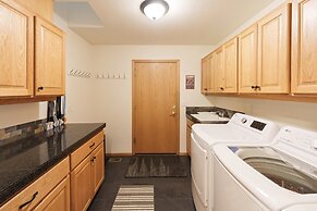 9 Hoodoo Home with XBOX 360 and Private Hot Tub by RedAwning