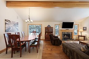 9 Hoodoo Home with XBOX 360 and Private Hot Tub by RedAwning