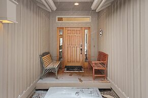 9 Hoodoo Home with XBOX 360 and Private Hot Tub by RedAwning