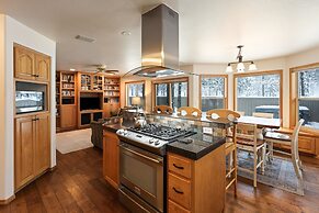 9 Hoodoo Home with XBOX 360 and Private Hot Tub by RedAwning