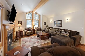 9 Hoodoo Home with XBOX 360 and Private Hot Tub by RedAwning