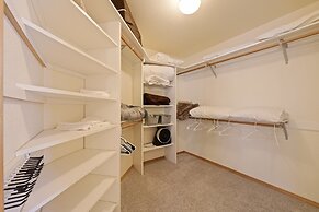 9 Hoodoo Home with XBOX 360 and Private Hot Tub by RedAwning