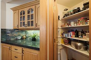 9 Hoodoo Home with XBOX 360 and Private Hot Tub by RedAwning