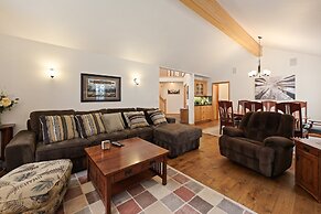 9 Hoodoo Home with XBOX 360 and Private Hot Tub by RedAwning