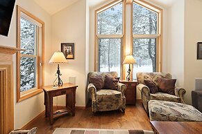 9 Hoodoo Home with XBOX 360 and Private Hot Tub by RedAwning