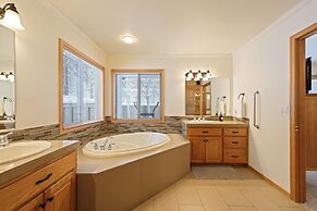 9 Hoodoo Home with XBOX 360 and Private Hot Tub by RedAwning