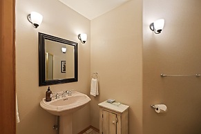 9 Hoodoo Home with XBOX 360 and Private Hot Tub by RedAwning