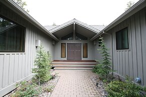 10 Tan Oak Home features Private Hot Tub and BBQ on the Deck by RedAwn