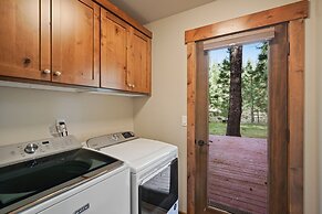 3 Tumalo Home with Wood Burning Stone Fireplace, Hot Tub, and BBQ on t