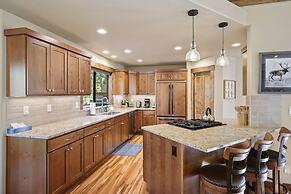 3 Tumalo Home with Wood Burning Stone Fireplace, Hot Tub, and BBQ on t