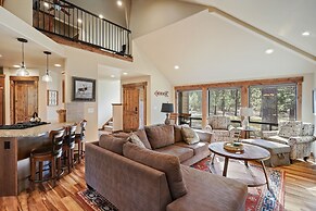 3 Tumalo Home with Wood Burning Stone Fireplace, Hot Tub, and BBQ on t