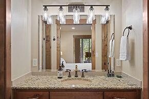 3 Tumalo Home with Wood Burning Stone Fireplace, Hot Tub, and BBQ on t