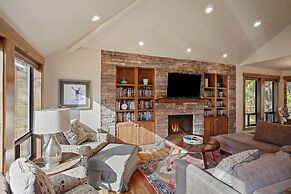 3 Tumalo Home with Wood Burning Stone Fireplace, Hot Tub, and BBQ on t