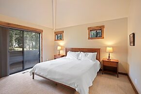 3 Tumalo Home with Wood Burning Stone Fireplace, Hot Tub, and BBQ on t