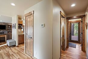 3 Tumalo Home with Wood Burning Stone Fireplace, Hot Tub, and BBQ on t