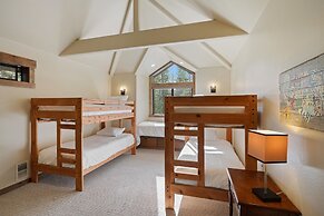 3 Tumalo Home with Wood Burning Stone Fireplace, Hot Tub, and BBQ on t