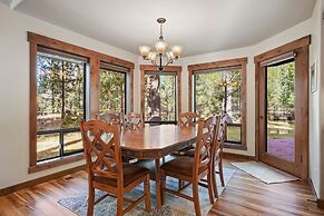 3 Tumalo Home with Wood Burning Stone Fireplace, Hot Tub, and BBQ on t