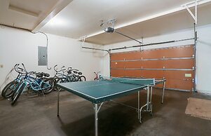 3 Tumalo Home with Wood Burning Stone Fireplace, Hot Tub, and BBQ on t