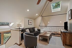 3 Tumalo Home with Wood Burning Stone Fireplace, Hot Tub, and BBQ on t