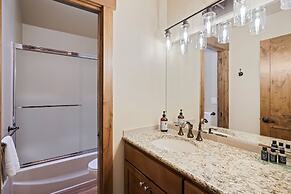 3 Tumalo Home with Wood Burning Stone Fireplace, Hot Tub, and BBQ on t