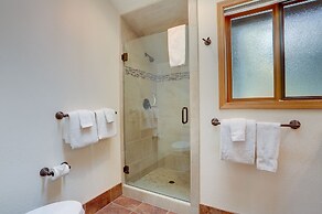 7 Cedar Private Cul-de-sac include Hot Tub with Forest View by RedAwni