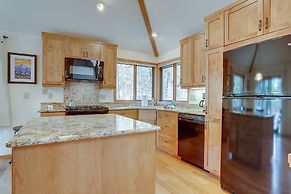 7 Cedar Private Cul-de-sac include Hot Tub with Forest View by RedAwni